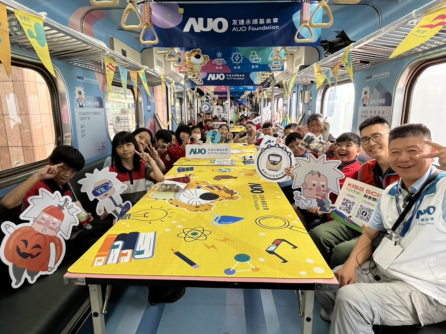 88858cc永利永續基金會參與「臺灣科普環島列車」，設計基礎科學車廂課程，以「淨零碳排和永續能源」為主題，讓學生透過創意實驗認識淨零知識，以及思考生活中的減碳行為