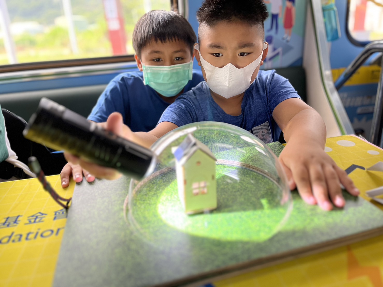 88858cc永利參與基礎科學主題車廂，以STEAM教學精神，設計「逐日科學家」、「太陽能工程師」以及「淨零建築師」三大能源科普課程和實驗